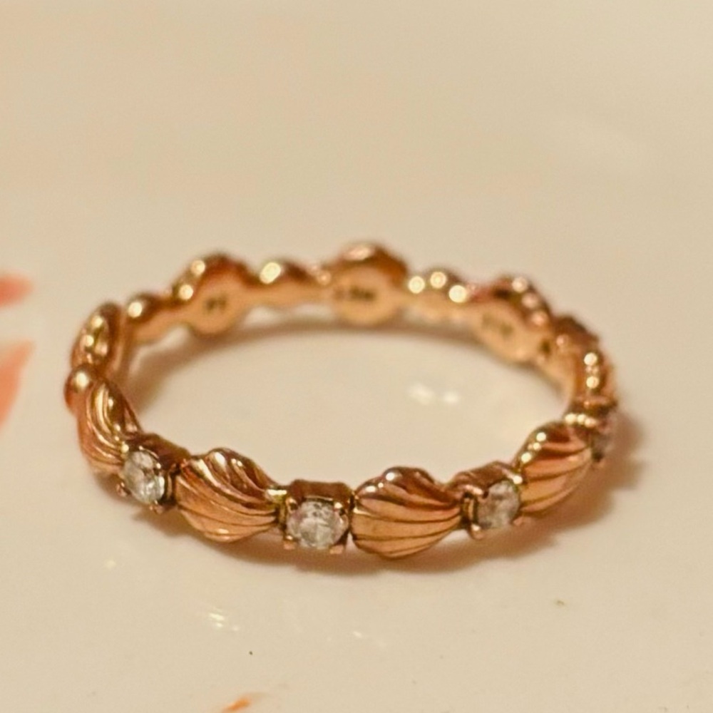 LIMITED EDITION Pandora SHELL ring with mini gems